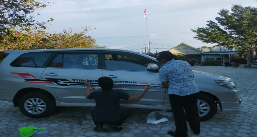 Pemasangan Stiker Kendaraan Operasional STAH Dharma Sentana Sulawesi Tengah