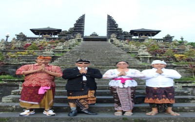 Tangkil Ring Pura Besakih