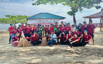 Perkuat Tata Kelola Lingkungan, STAH Dharma Sentana Gelar PKM Berbasis Ekoteologi di Pantai Arjuna